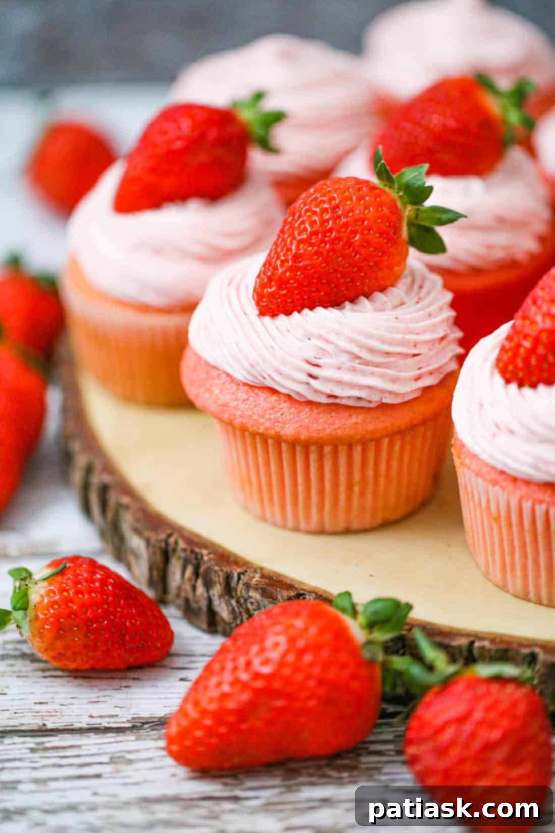 Decadent Strawberry Cheesecake Cupcakes 1 featured 110327