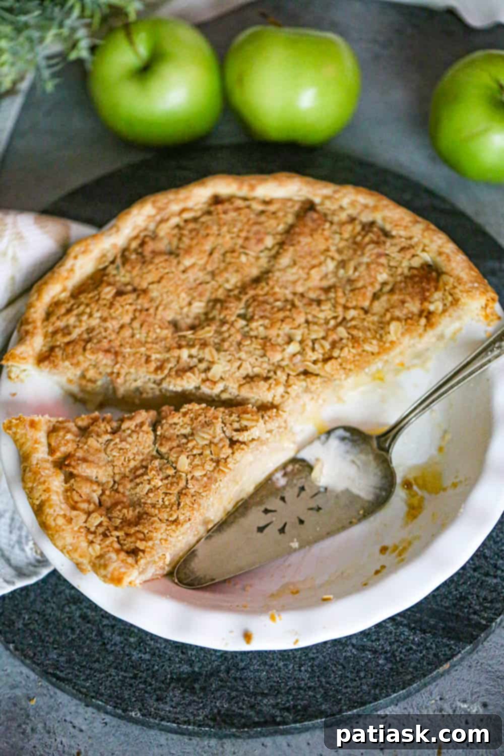 Hearty Dutch Apple Pie with Golden Oat Crumble 1 featured 189708