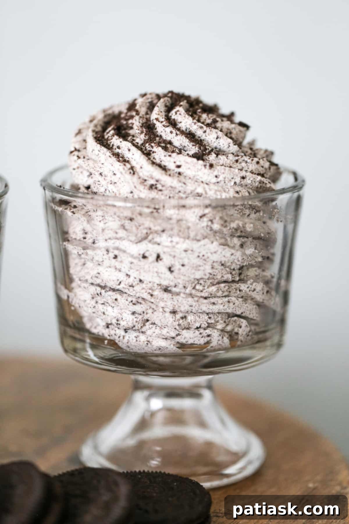 Effortless 3-Ingredient Cookies and Cream Mousse 1 featured 196601