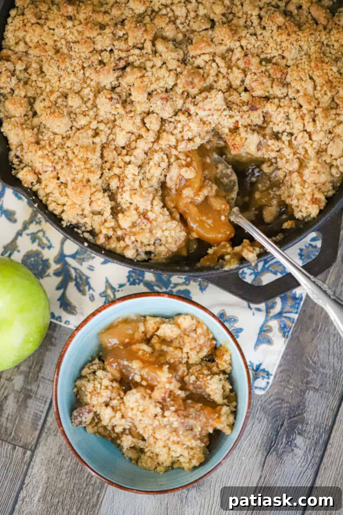 Golden Caramel Apple Crumble 1 featured 240871