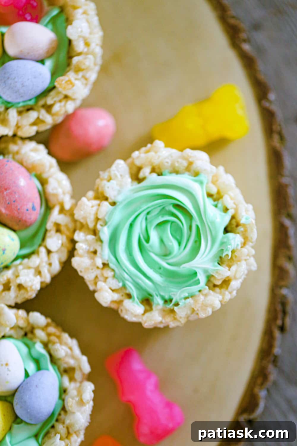 Easter Egg Crispy Nests 4 Decorating Easter Rice Krispie Nests with buttercream and candies
