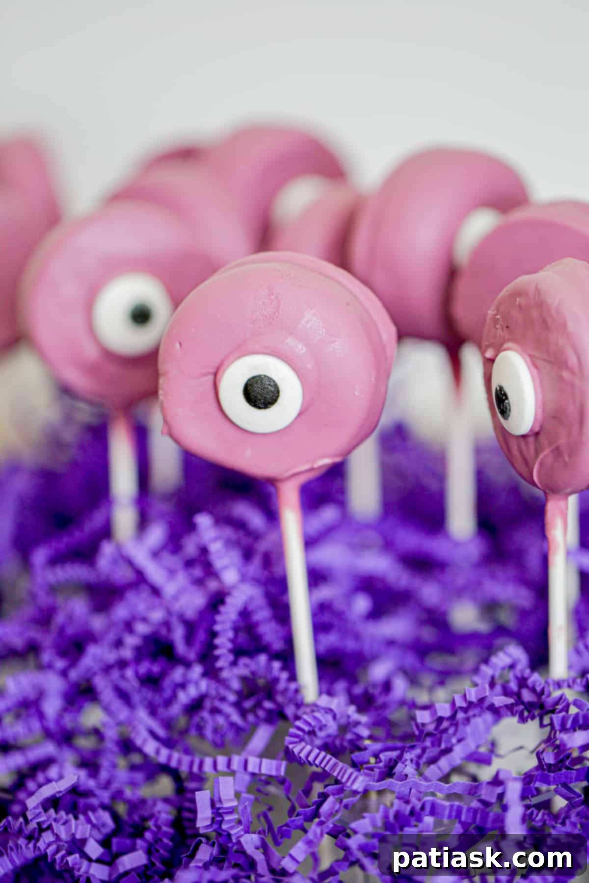 Spooktacular Oreo Pops 11 one eyed monster oreo treat halloween oreos cookie pops recipe