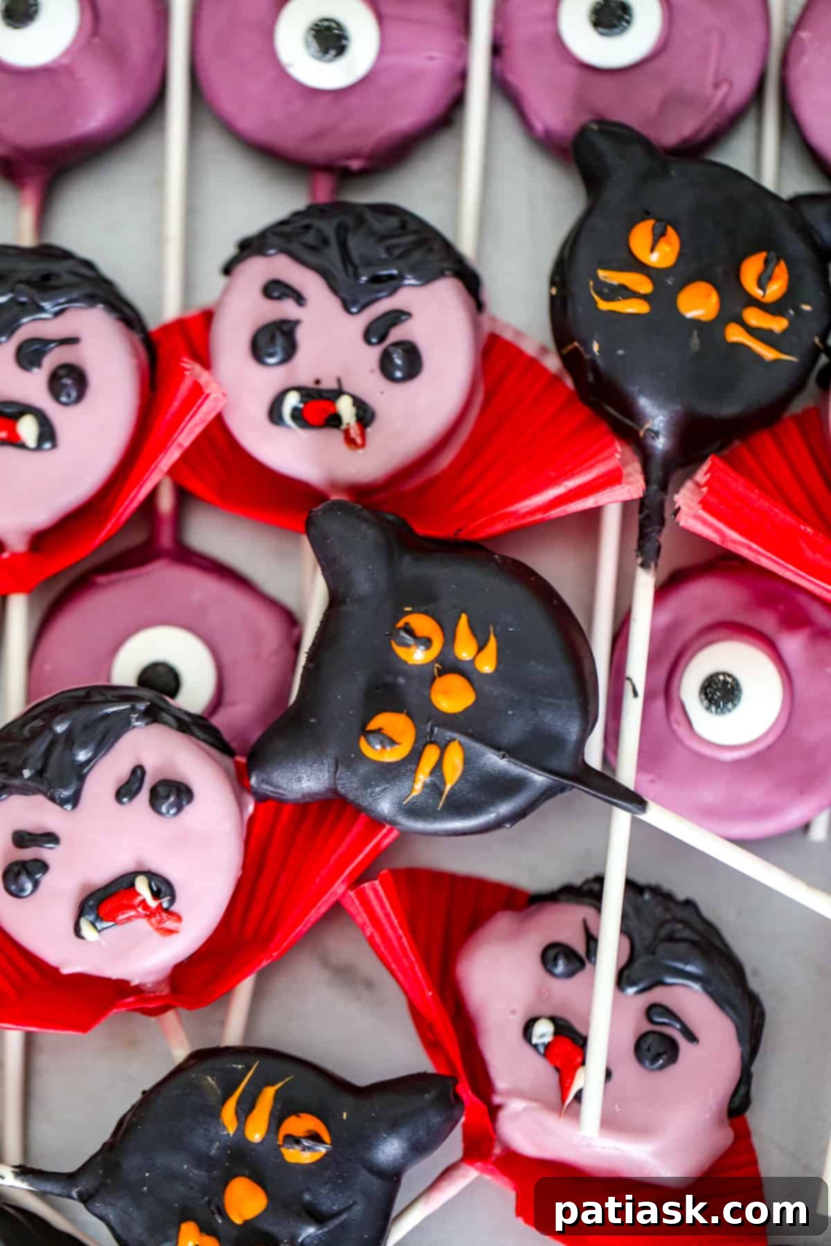 Spooktacular Oreo Pops 14 halloween oreos cookie pops recipe