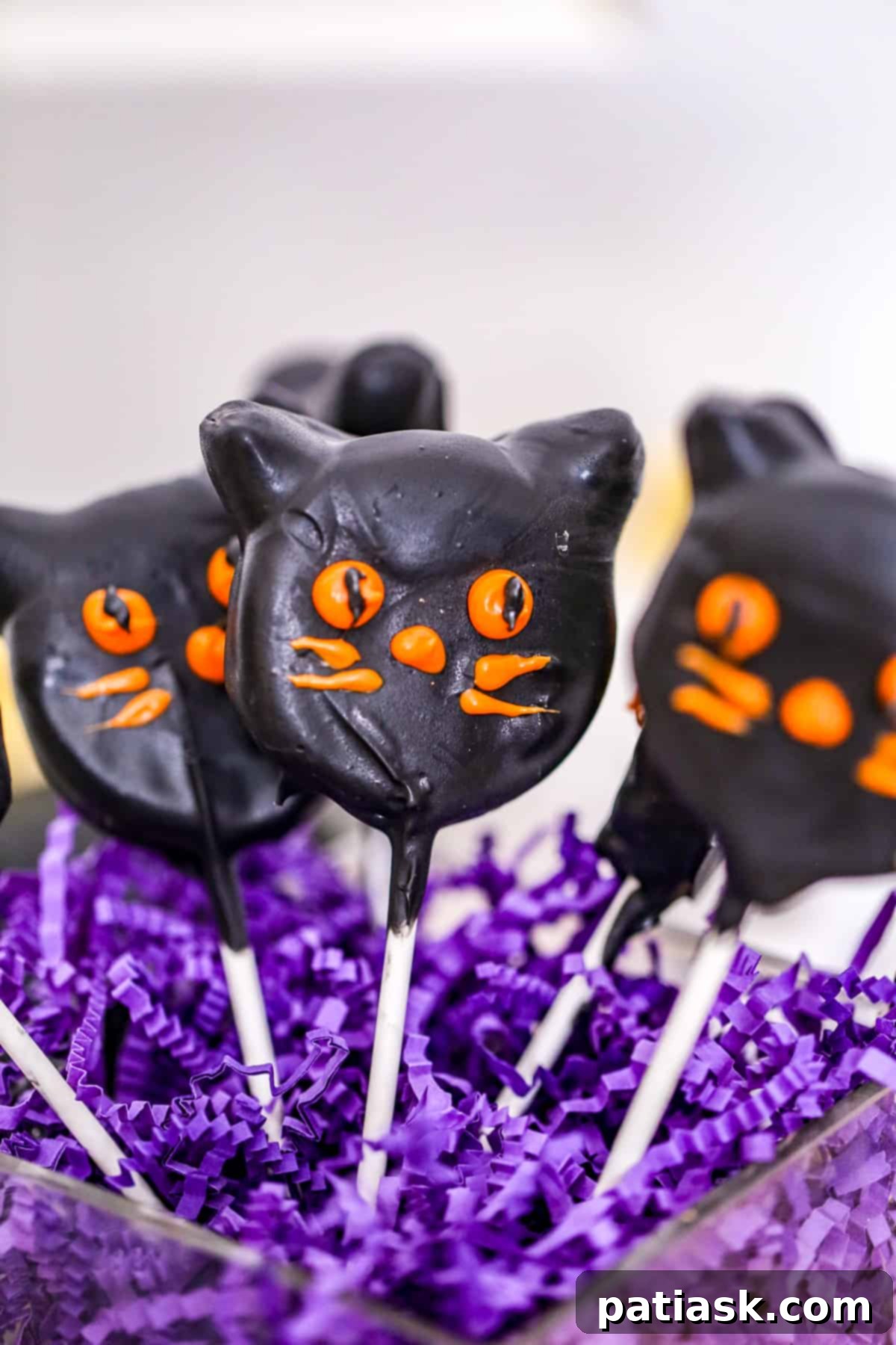 Spooktacular Oreo Pops 6 halloween oreos cookie pops recipe