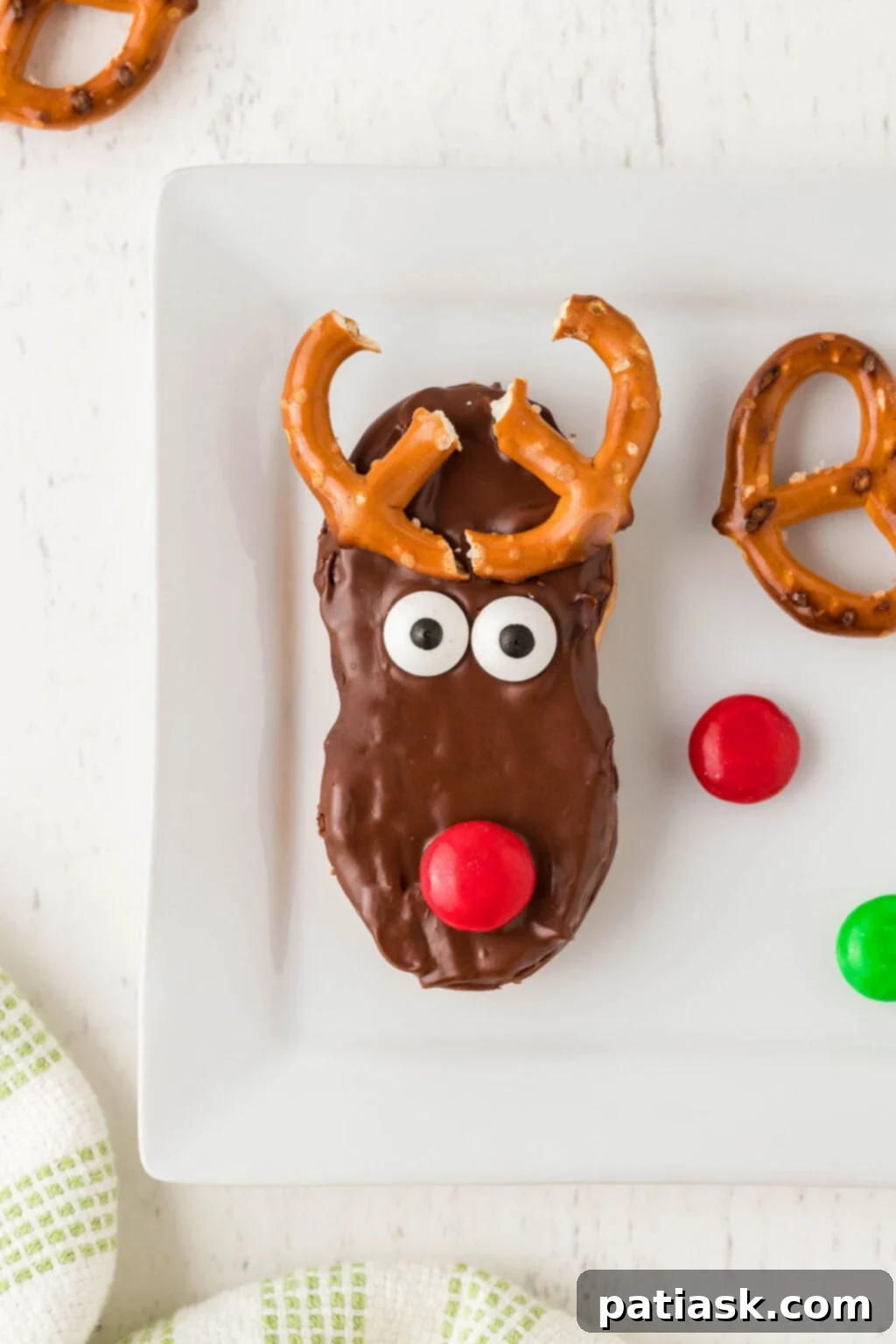 Adorable Easy Holiday Reindeer Cookie Treats, perfect for Christmas parties