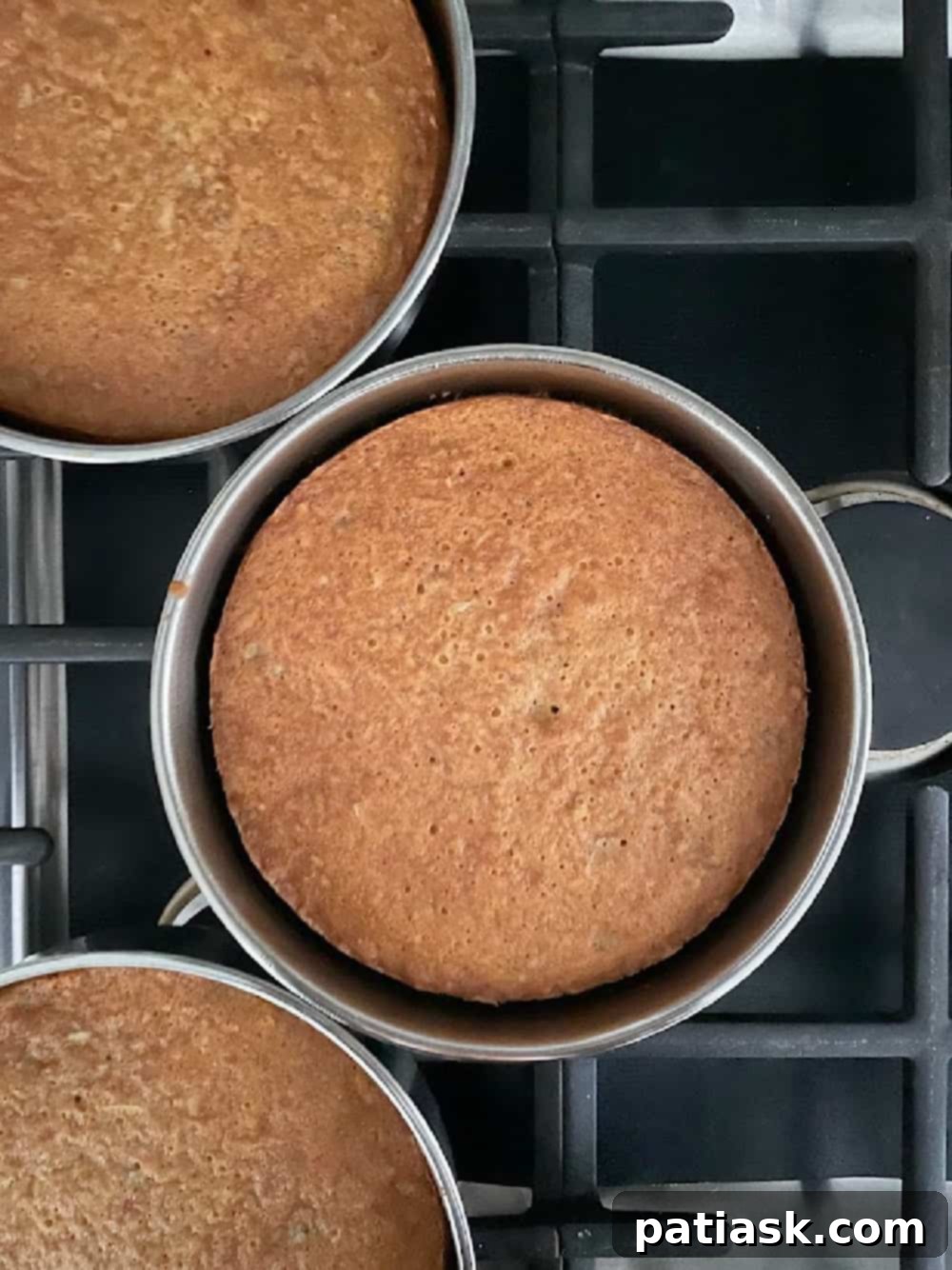 Infographic with 5 expert tips on how to tell your cake is done.