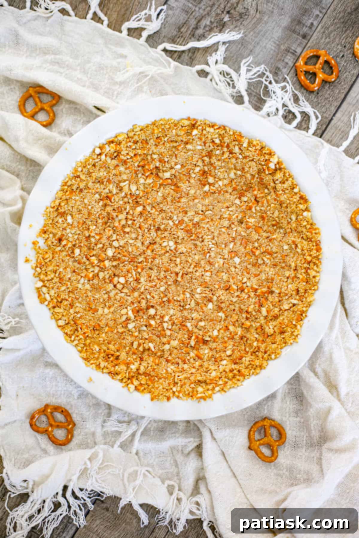 Quick & Delicious: 5 No-Bake Pie Crust Ideas 5 Fluffy Strawberry Rhubarb Cream Pie with a Pretzel Crust