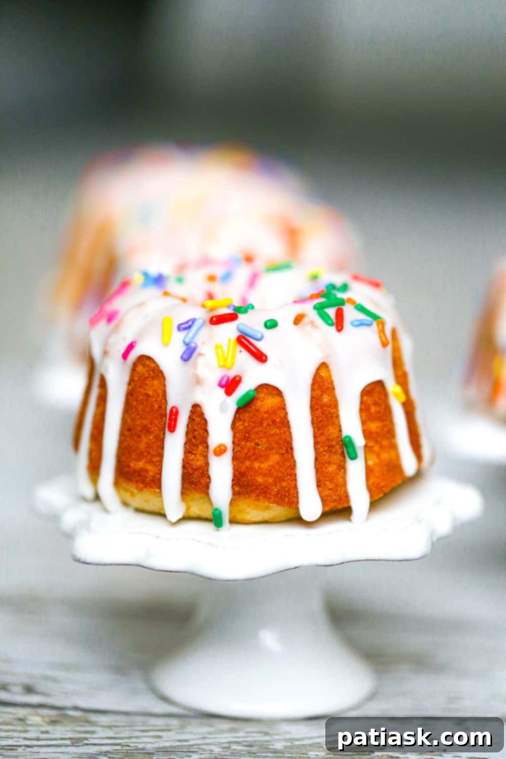 Mini Vanilla White Bundt Cakes, elegant and simple