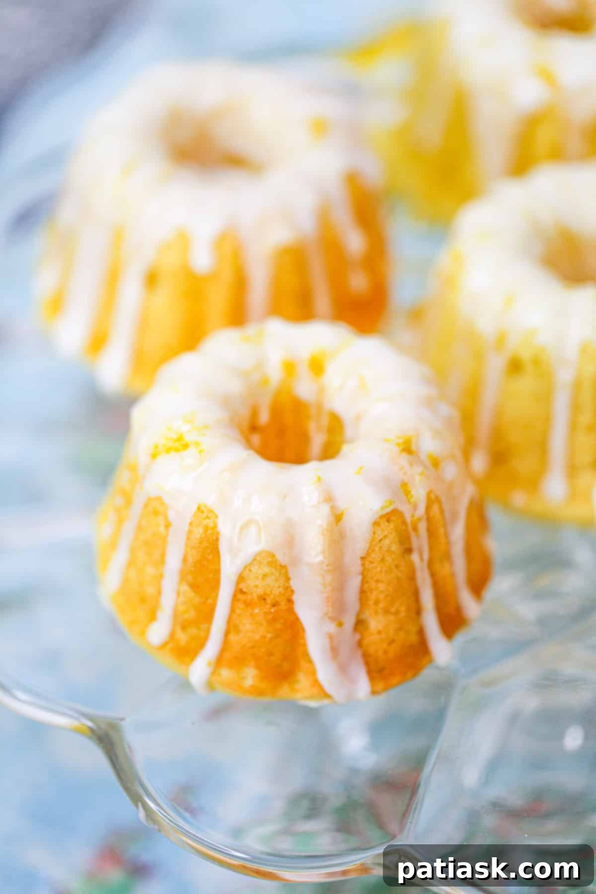 Mini Lemon Bundt Cakes, light and refreshing