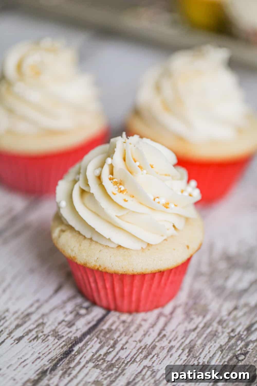 Dreamy White Chocolate Buttercream Cupcakes 4 White Chocolate Buttercream Cupcakes arranged on a serving tray, ready to be enjoyed.