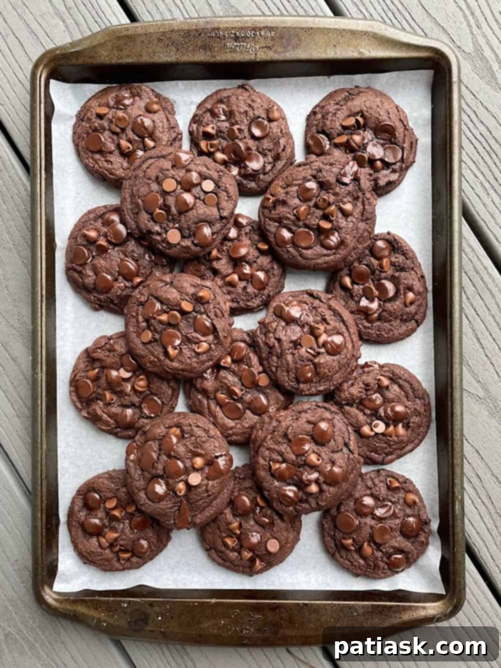 THICK AND FUDGY CHOCOLATE EXPLOSION COOKIES 3 fudgy chocolate cookies